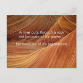 川が岩を切り抜ける – 感動的引用文 ポストカード (正面)