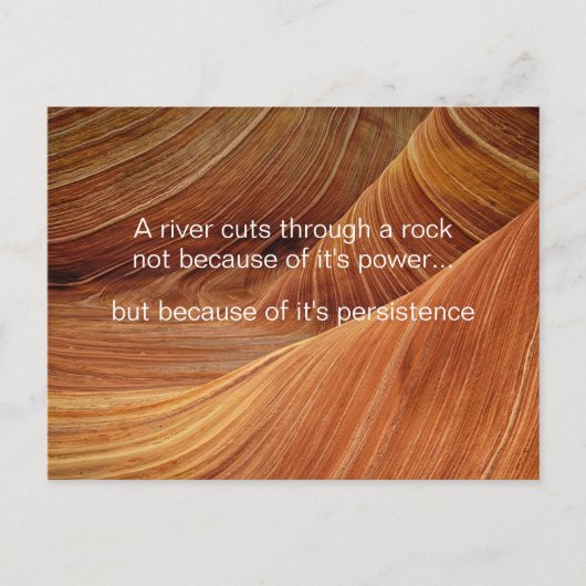 川が岩を切り抜ける – 感動的引用文 ポストカード (正面)