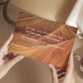 川が岩を切り抜ける – 感動的引用文 ポストカード