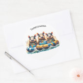 川でチュービングを行うかわいいおもしろいカルマディロス ラウンドシール (封筒)