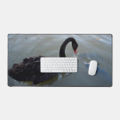 川で巨大な魚を見ている黒い白鳥。 デスクマット (キーボード&マウス)