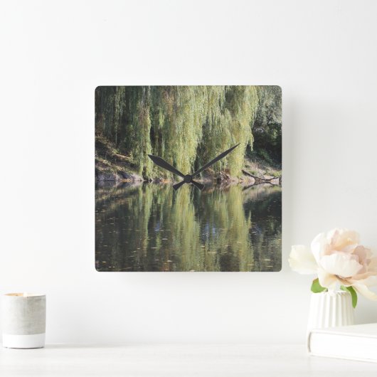 川に反射した柳の木 スクエア壁時計 (ホーム)
