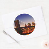 川に橋を架けるニューヨークの街並み ラウンドシール (封筒)