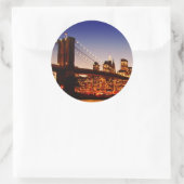 川に橋を架けるニューヨークの街並み ラウンドシール (バッグ)
