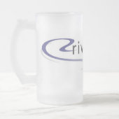 川のくねりのロッジによって曇らされるマグ フロストグラスビールジョッキ (左)