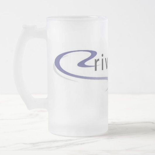 川のくねりのロッジによって曇らされるマグ フロストグラスビールジョッキ (左)