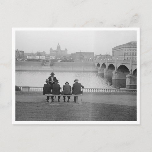 川のそばに座っている ポストカード (正面)