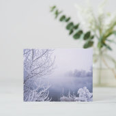 川のそばの霧の冬の日 ポストカード (スタンド正面)