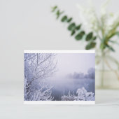 川のそばの霧の冬の日 ポストカード (スタンド正面)