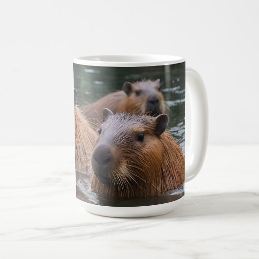"川のセレニティ:流れの中で泳ぐキャピバラス" コーヒーマグカップ (正面右)