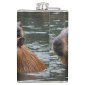 "川のセレニティ：流れの中で泳ぐキャピバラス" フラスク (裏面)