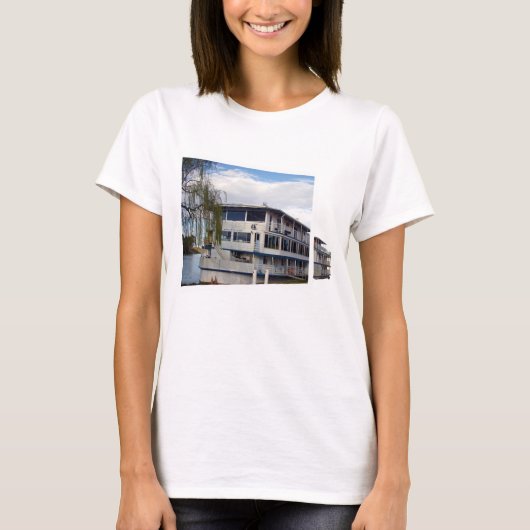 川のボート ポップアウト アート Tシャツ (正面)