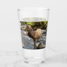 川の上の赤い鹿の若者 タンブラーグラス