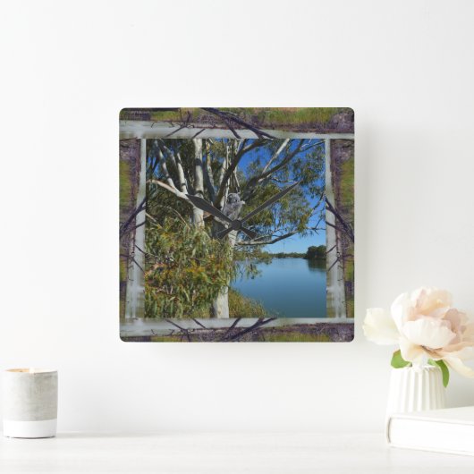 川の向こうの木の上で、コアラは眠っていました。 スクエア壁時計 (ホーム)