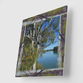 川の向こうの木の上で、コアラは眠っていました。 スクエア壁時計 (傾斜)