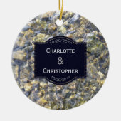 川の小石および水パーソナライズな結婚式 セラミックオーナメント (正面)