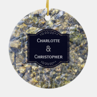 川の小石および水パーソナライズな結婚式 セラミックオーナメント