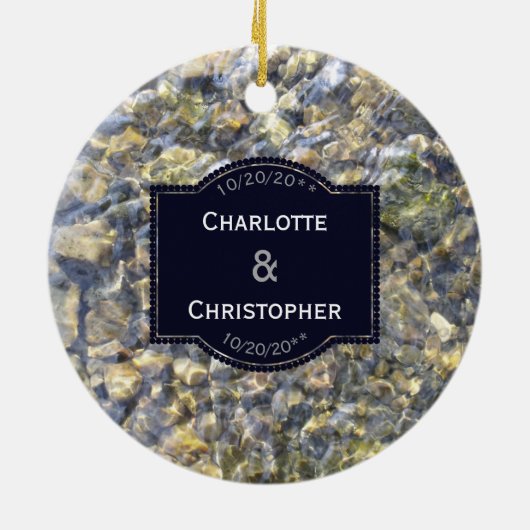 川の小石および水パーソナライズな結婚式 セラミックオーナメント (裏面)
