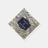 川の小石と水パーソナライズされた結婚の スタンダードカクテルナプキン (角)