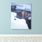 川の山の反射 キャンバスプリント (インサイチュ (ウッドフロア))