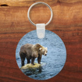 川の岩の上にヒグマの茶色 キーホルダー (正面)