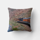 川の枕のそばの峡谷で列車 クッション (裏面)
