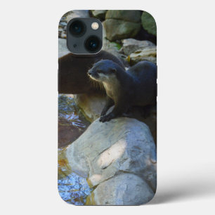 **「川の水に隠れて泳ぐカワウソ iPhone 13ケース