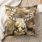 川の水のペンキに浸澄んされた泳ぐカエル クッション (ブランケット)