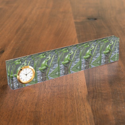 川の葦の上の緑のガラスのカエル。 デスクネームプレート (側面)