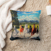 川の風景画によって走られる牧場馬 クッション (ブランケット)