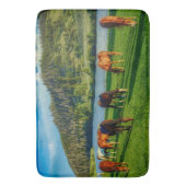 川や山の近くで放牧する馬 バスマット (正面縦)