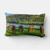 川や山の近くで放牧する馬 ランバークッション (裏面)