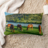 川や山の近くで放牧する馬 ランバークッション (ブランケット)