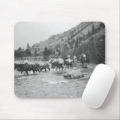 川を渡るパックのラバの運転 マウスパッド (マウス)
