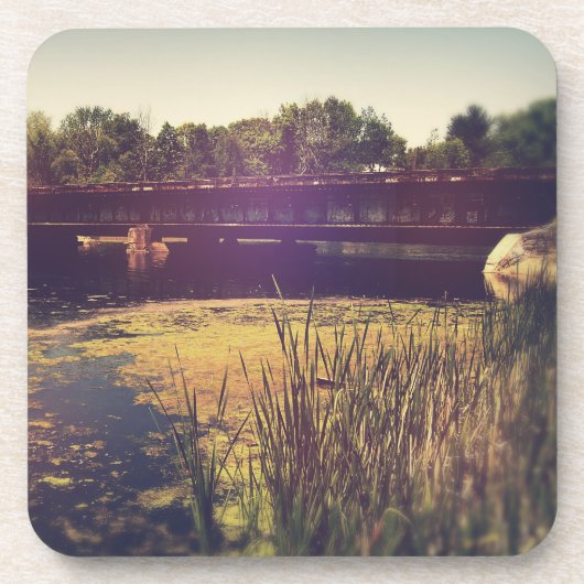 川を渡る線路を列車 コースター (正面)