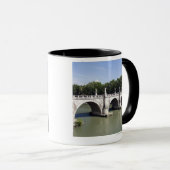 川タイバー、ローマ(イタリア)上の橋。 それはあります マグカップ (正面右)