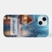 川凍ってい、鹿、居心地の良いキャビン、松の木 iPhone 15ケース (裏面横)