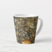 川小石擦り切れた茶色と灰色の自然抽象芸術 カフェラテマグ (右アングル)