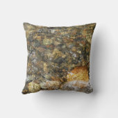 川小石擦り切れた茶色と灰色の自然抽象芸術 クッション (裏面)