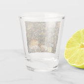 川小石擦り切れた茶色と灰色の自然抽象芸術 ショットグラス (裏面)