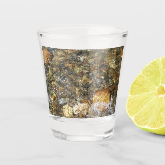 川小石擦り切れた茶色と灰色の自然抽象芸術 ショットグラス (正面)