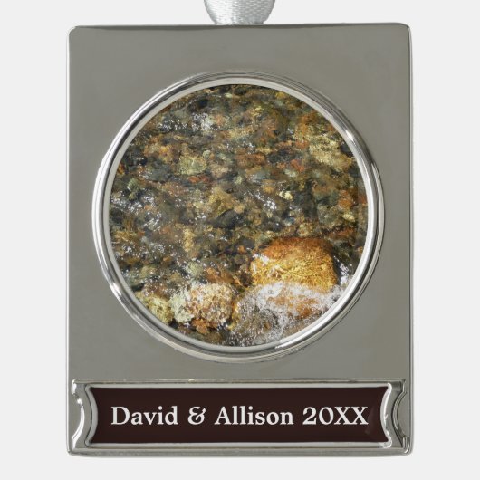川小石擦り切れた茶色と灰色の自然抽象芸術 シルバープレートバナーオーナメント (正面)