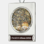 川小石擦り切れた茶色と灰色の自然抽象芸術 シルバープレートバナーオーナメント (左)