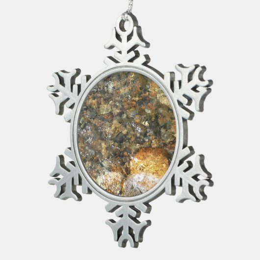 川小石擦り切れた茶色と灰色の自然抽象芸術 スノーフレークピューターオーナメント (右)