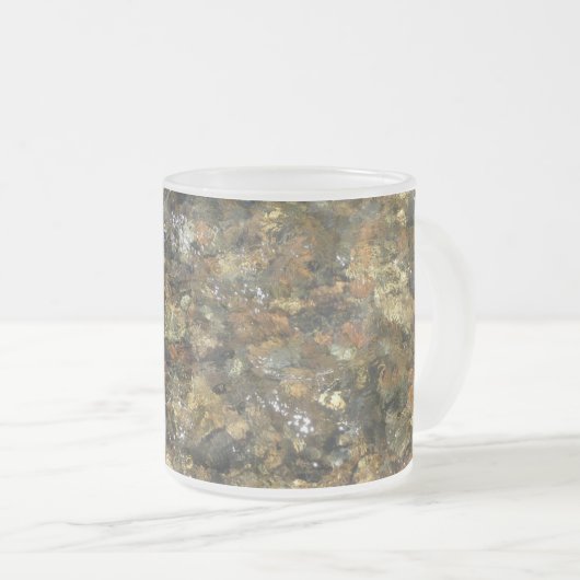川小石擦り切れた茶色と灰色の自然抽象芸術 フロストグラスマグカップ (正面右)