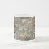 川小石擦り切れた茶色と灰色の自然抽象芸術 フロストグラスマグカップ (中央)