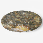 川小石擦り切れた茶色と灰色の自然抽象芸術 ペーパープレート (アングル)