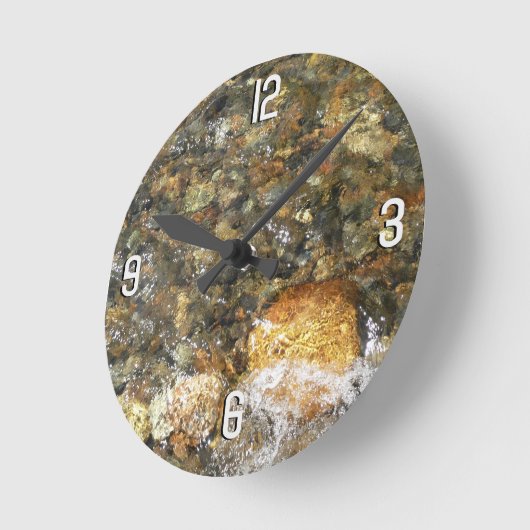 川小石擦り切れた茶色と灰色の自然抽象芸術 ラウンド壁時計 (傾斜)
