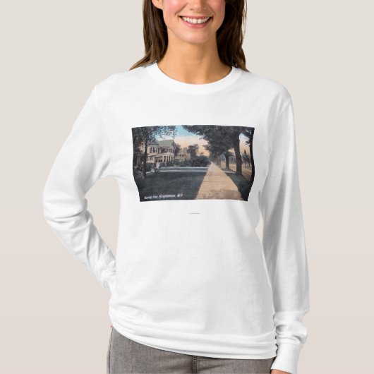 川岸ドライブの住宅場面 Tシャツ (正面)