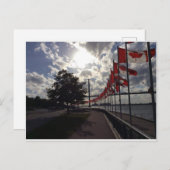 川沿いのカナダ国旗 ポストカード (正面/裏面)